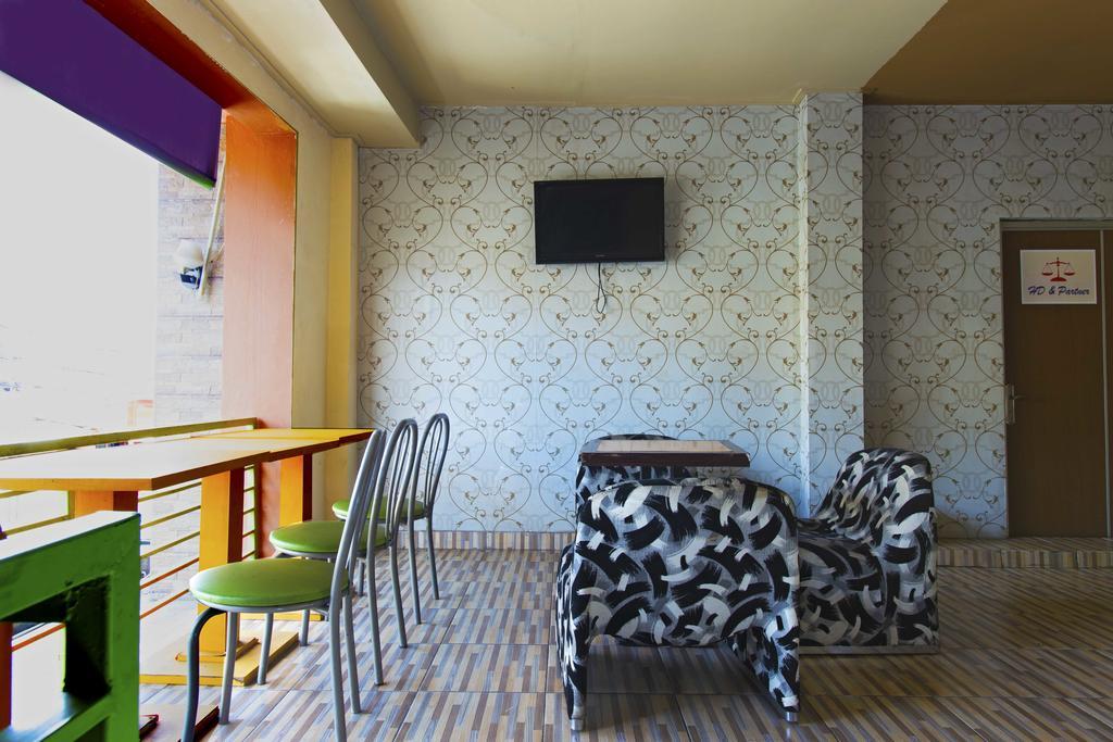 Отель Reddoorz @ Tebet Asem Baris Джакарта Экстерьер фото